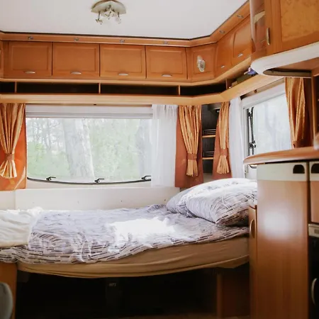 Szumi Las, Szumi Morze - Przyczepa Na Pieknej Prywatnej Dzialce Campingplads