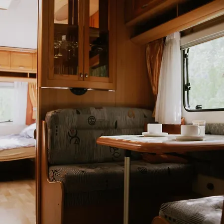 Szumi Las, Szumi Morze - Przyczepa Na Pieknej Prywatnej Dzialce Campingplads *