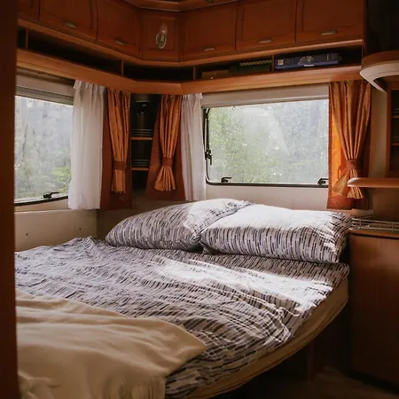 Szumi Las, Szumi Morze - Przyczepa Na Pieknej Prywatnej Dzialce Campingplatz Dębki