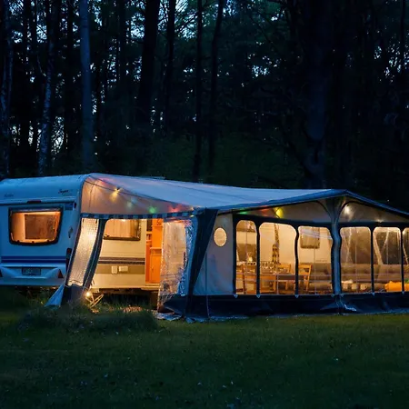Szumi Las, Szumi Morze - Przyczepa Na Pieknej Prywatnej Dzialce Campingplads Dębki