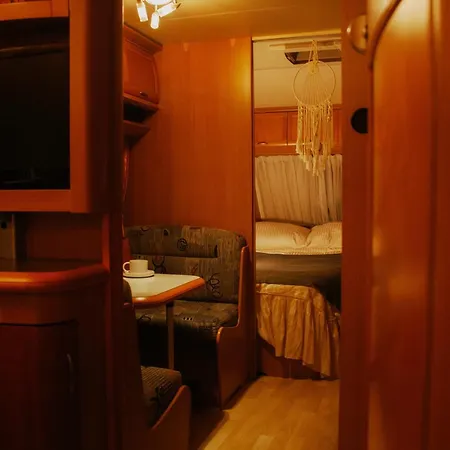 Szumi Las, Szumi Morze - Przyczepa Na Pieknej Prywatnej Dzialce Campingplads *