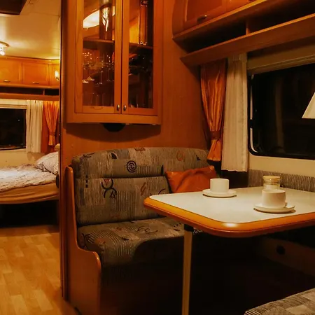 Szumi Las, Szumi Morze - Przyczepa Na Pieknej Prywatnej Dzialce Campingplads